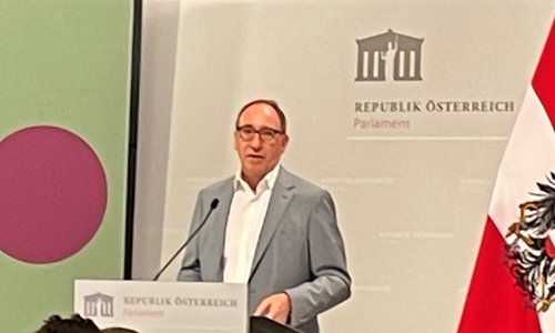 Sozialminister Johannes Rauch bei seinem Statement zur Freiwilligenarbeit