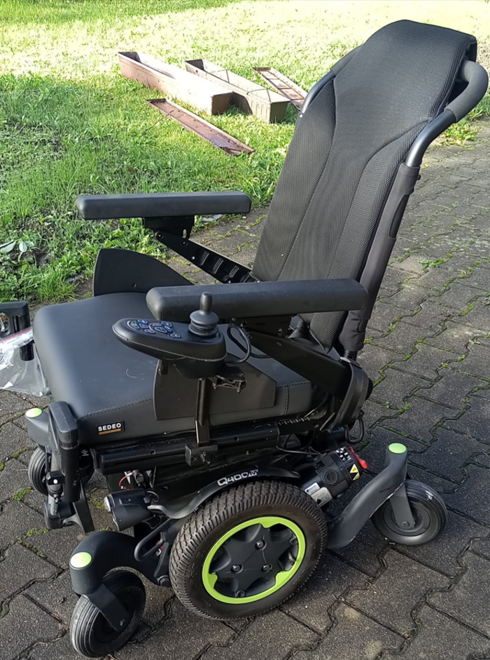 Schwarzer Elektro Rollstuhl