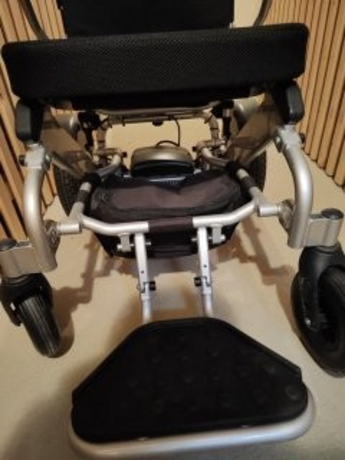 Bild zeigt einen Elekro-Rollstuhl