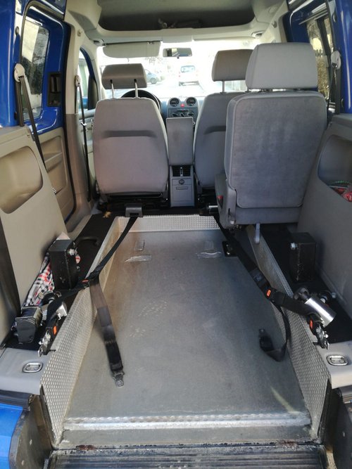 Das Bild zeigt den Laderaum des VW Caddy