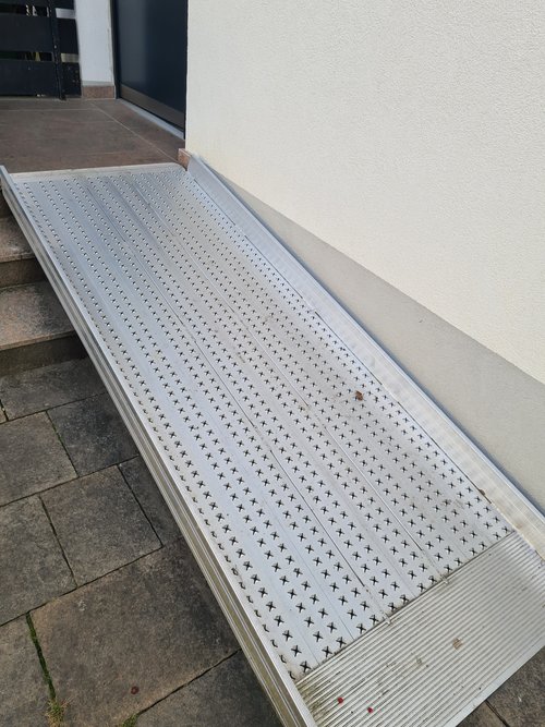 Alurampe vor einem Haus