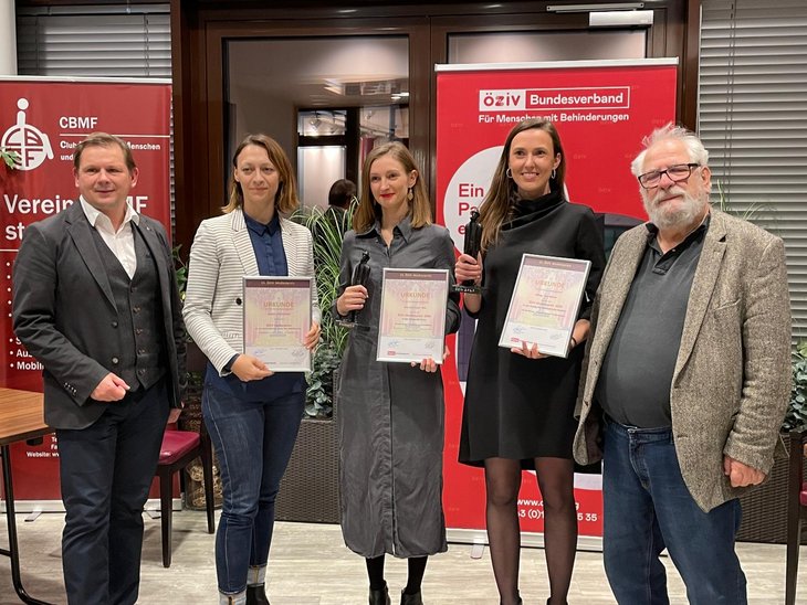 Gruppenbild der Medienpreisgewinner*innen Gruppenbild der Medienpreisgewinner*innen