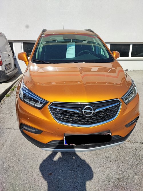 Bild zeigt einen orangen Opel Mokka