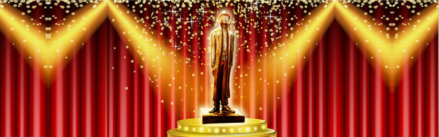 Die ÖZIV Medienpreis Statue steht von Strahlern beleuchtet mittig auf einer Bühne