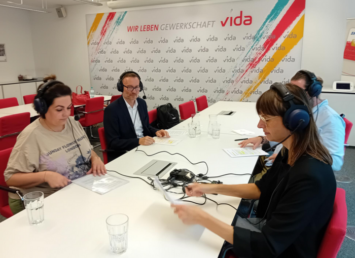 Geschäftsführer Gernot Reinthaler, ÖZIV SUPPORT Angebotsleiterin Jovana Henschel, Steiermark und Horst Begnini, Behindertenvertrauensperson ÖBB sitzen an einem Tisch und nehmen den Podcast auf 
