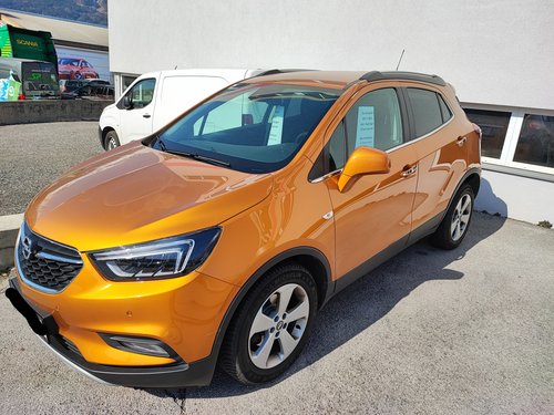 Bild zeigt einen orangen Opel Mokka