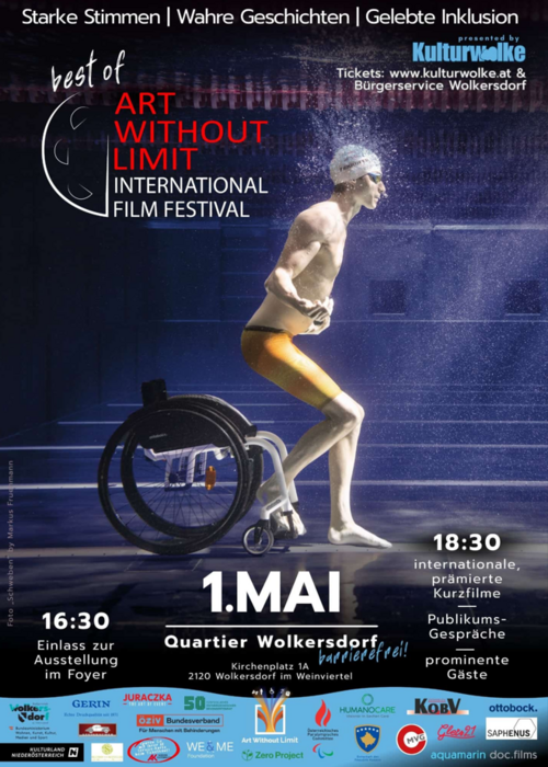 Filmplakat: Ein tauchender Rollstuhlfahrer steht von seinem Rollstuhl unrterwasser auf