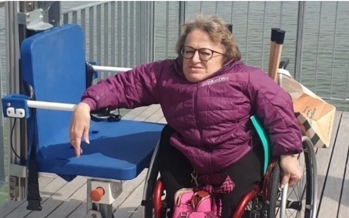 Karin Stöckler beim Badeteich und Badelift